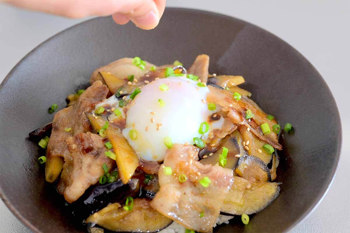 山本ゆりさん「とろ玉なす豚丼」