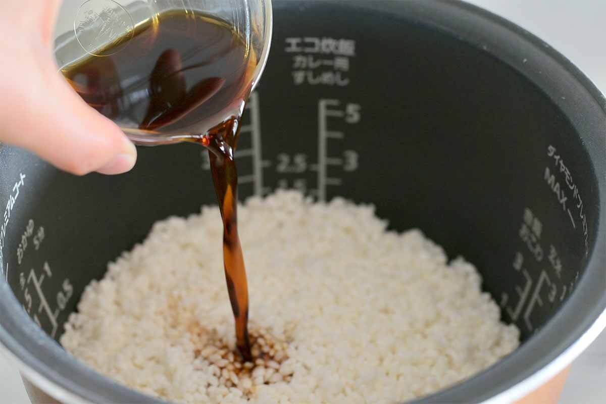 山本ゆりさん「入れて炊くだけ！鶏のだししょうゆバターごはん」