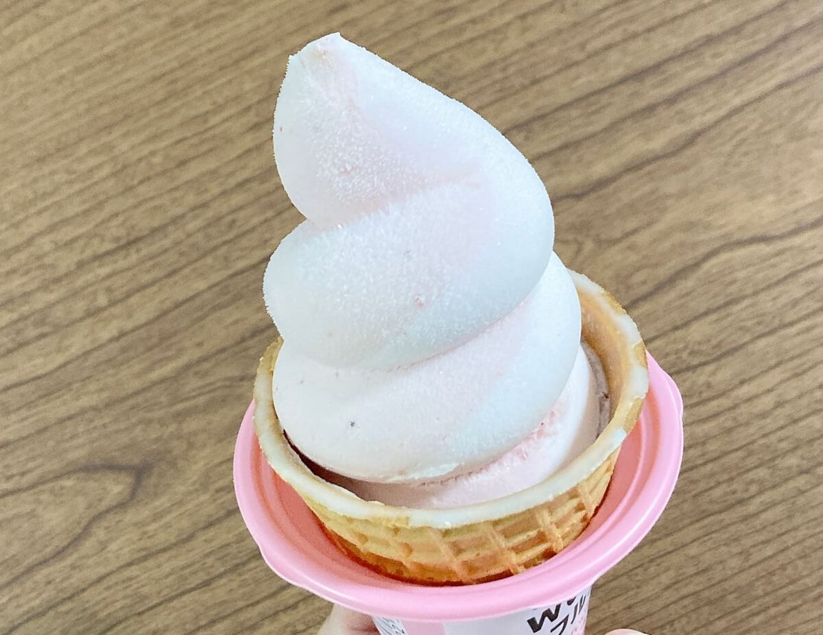 ローソン「Wいちごワッフルコーン」