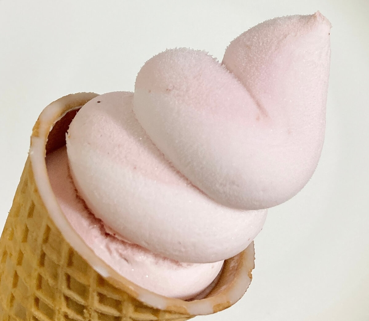 ローソン「Wいちごワッフルコーン」