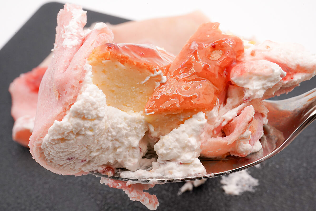 ローソン「いちごとチーズケーキのクレープ」