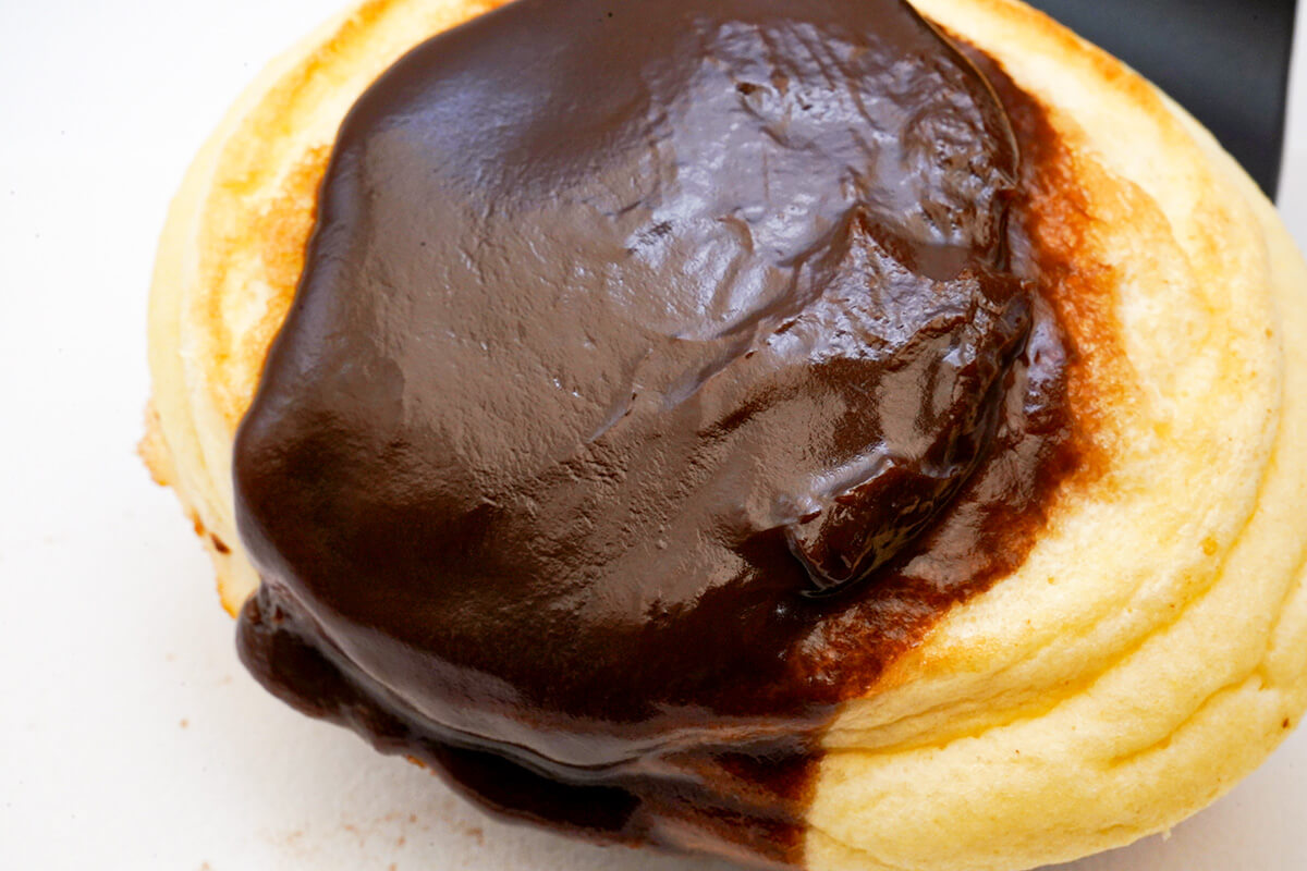 ローソンチョコレートソースに溺れる　ふわふわパンケーキ