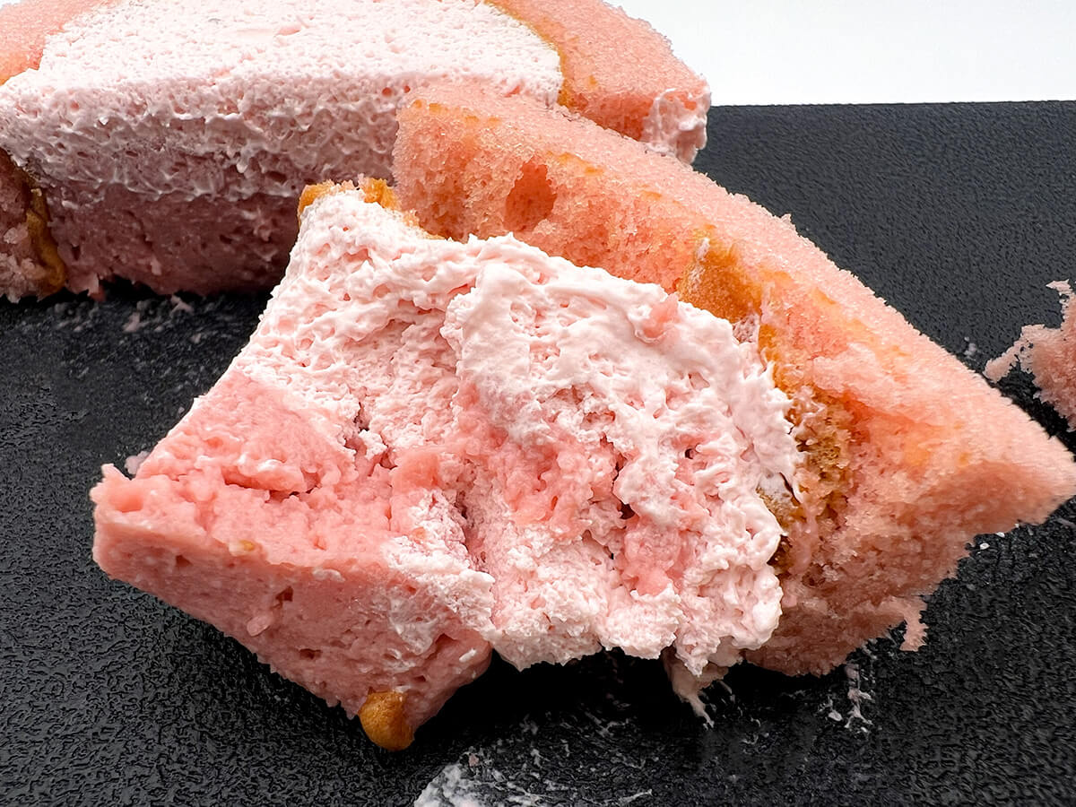 Uchi Café プレミアムロールケーキ とろける2層のストロベリー