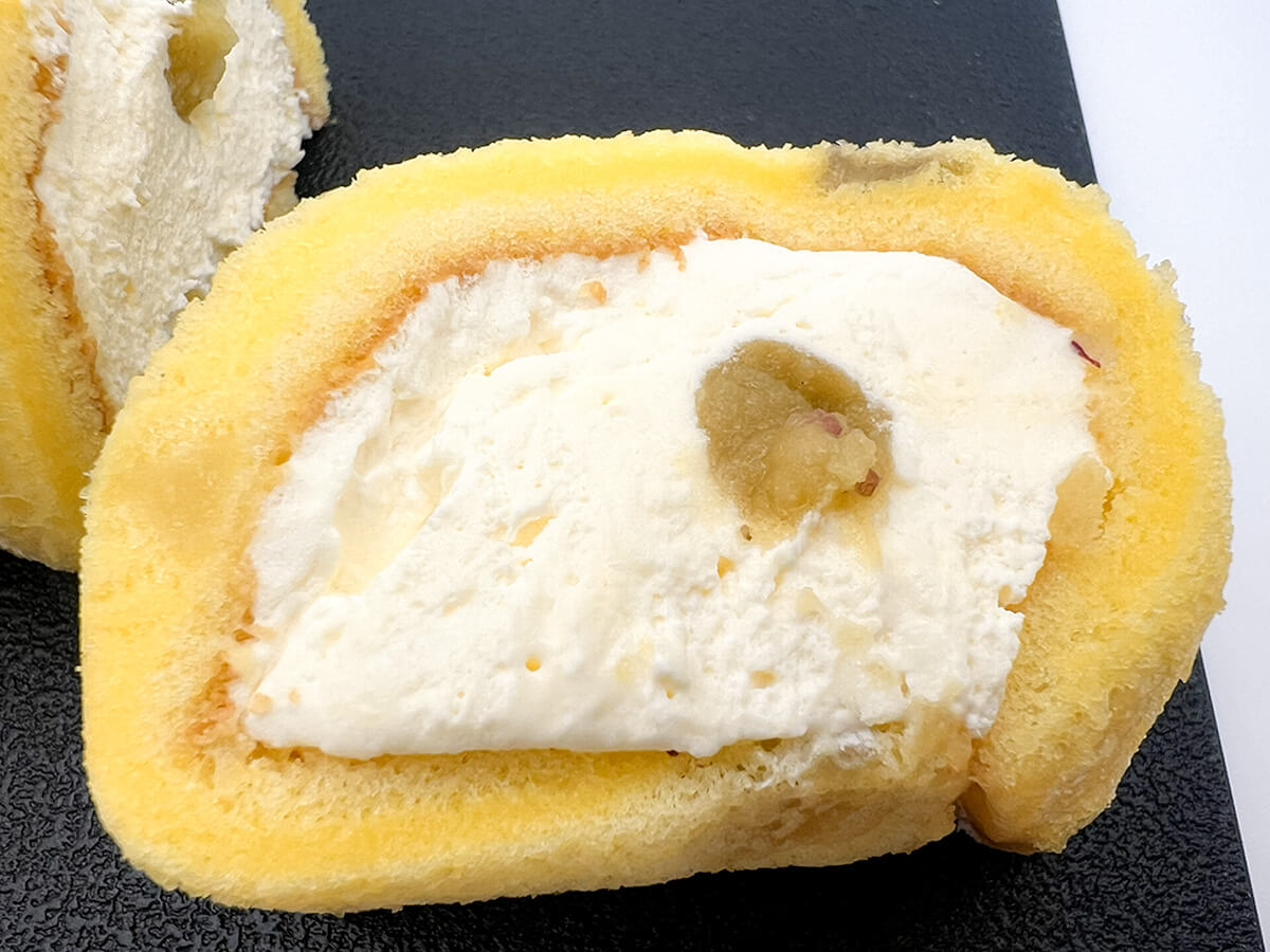 ローソン焼き芋のもち食感ロール(紅はるか)