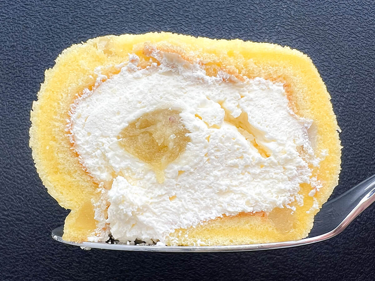 ローソン焼き芋のもち食感ロール(紅はるか)