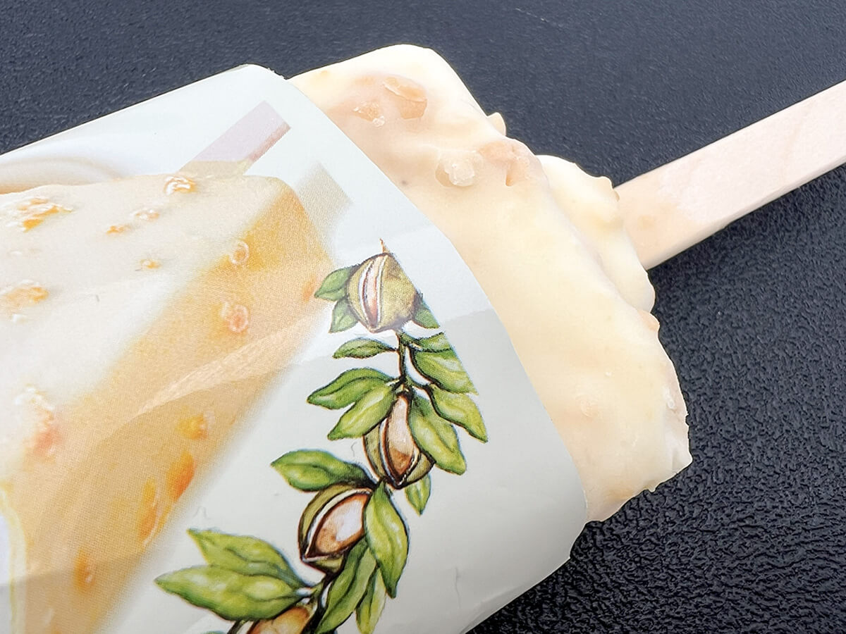 ファミマアンデイコ　ハワイアンホースト　マカダミアナッツ　ホワイトチョコレートアイス