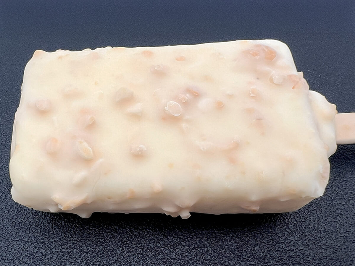 ファミマアンデイコ　ハワイアンホースト　マカダミアナッツ　ホワイトチョコレートアイス