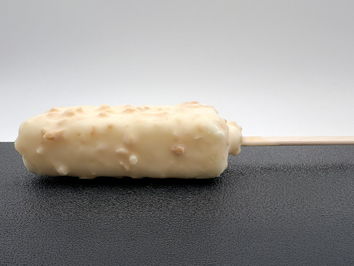 ファミマアンデイコ　ハワイアンホースト　マカダミアナッツ　ホワイトチョコレートアイス