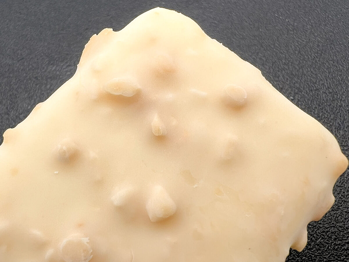 ファミマアンデイコ　ハワイアンホースト　マカダミアナッツ　ホワイトチョコレートアイス