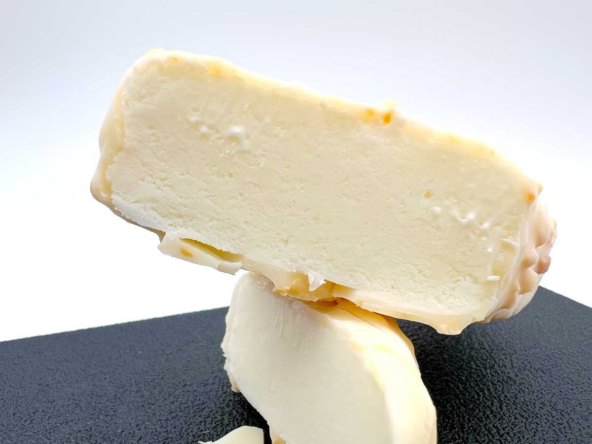 ファミマ「アンデイコ　ハワイアンホースト　マカダミアナッツ　ホワイトチョコレートアイス」