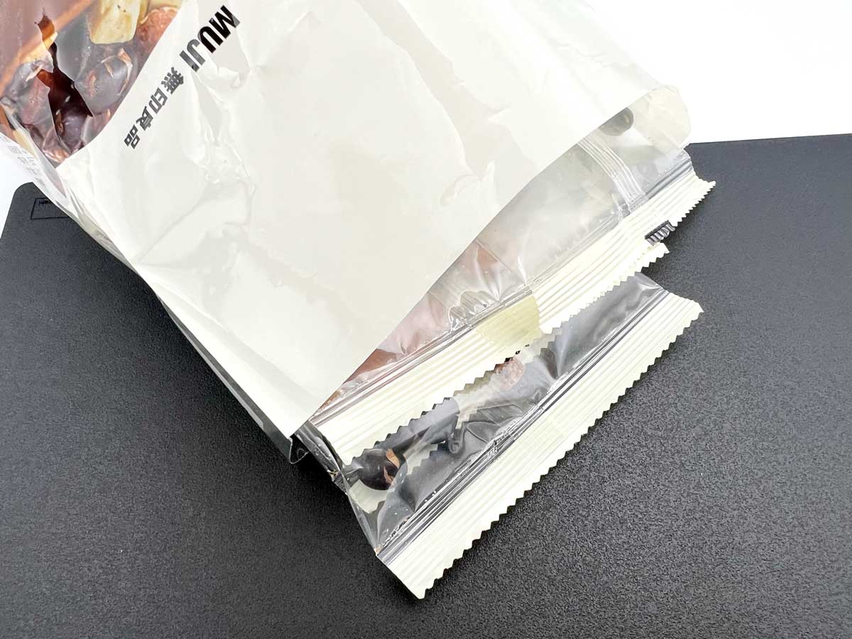 無印良品「素材の栄養おやつ たんぱく質 黒豆＆チーズ」