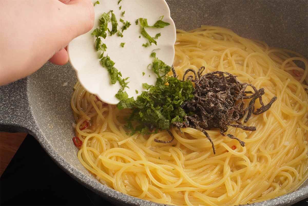 塩こんぶと大葉のワンパンパスタ
