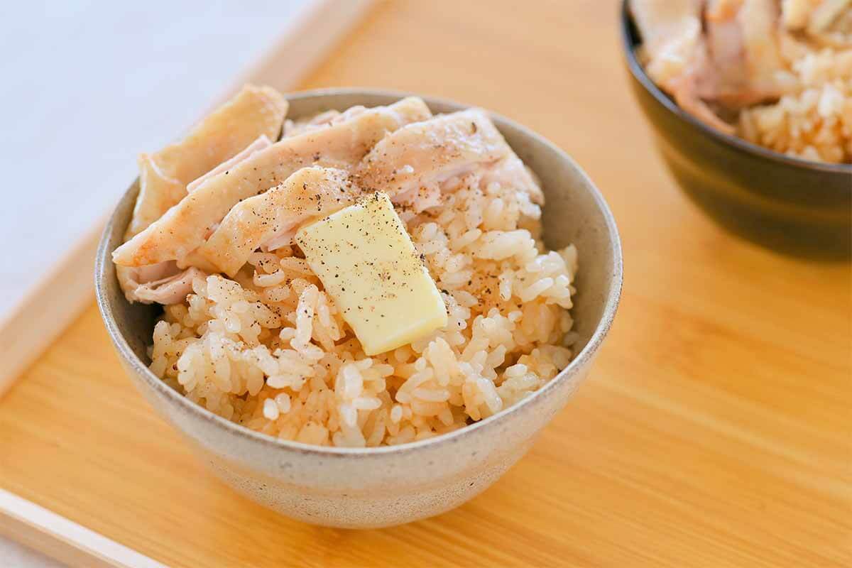 山本ゆりさん「入れて炊くだけ！鶏のだししょうゆバターごはん」