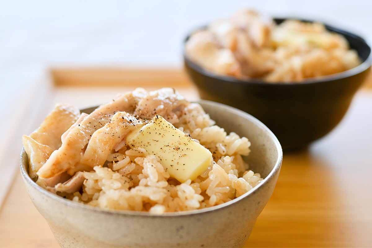 山本ゆりさん「入れて炊くだけ！鶏のだししょうゆバターごはん」