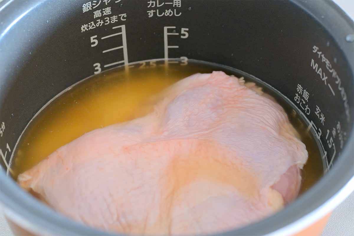 山本ゆりさん「入れて炊くだけ！鶏のだししょうゆバターごはん」