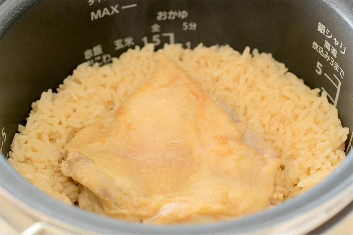 山本ゆりさん「入れて炊くだけ！鶏のだししょうゆバターごはん」