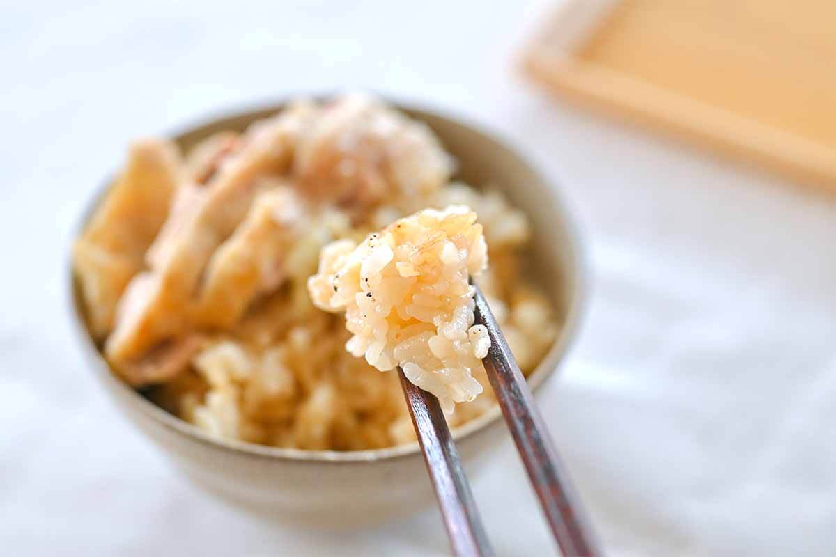 山本ゆりさん「入れて炊くだけ！鶏のだししょうゆバターごはん」