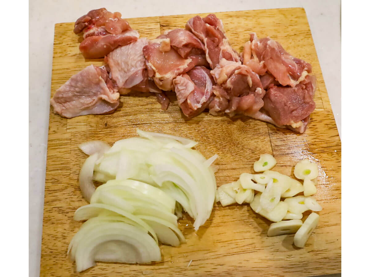 若菜まりえさん「シュクメルリ風きのこと鶏肉のクリーム煮」レシピ