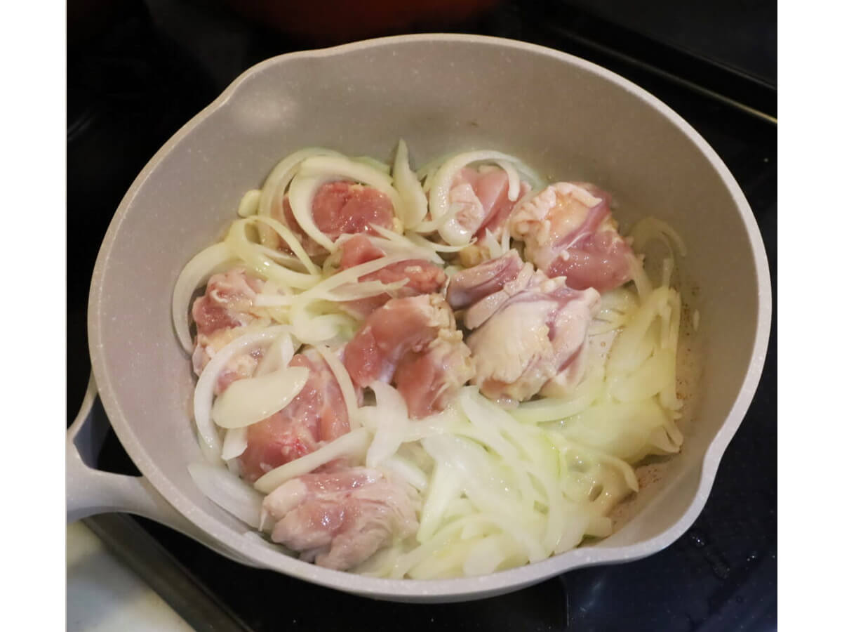 若菜まりえさん「シュクメルリ風きのこと鶏肉のクリーム煮」レシピ