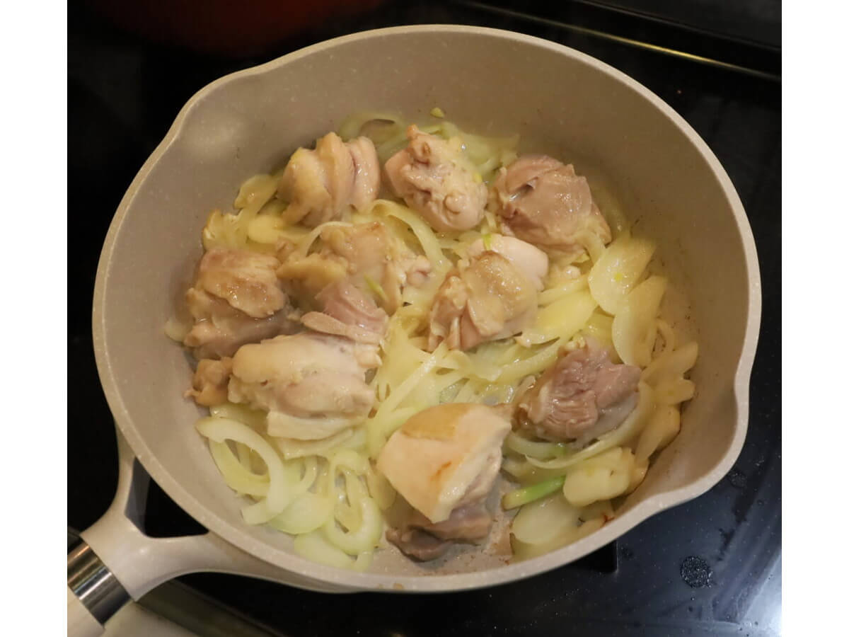 若菜まりえさん「シュクメルリ風きのこと鶏肉のクリーム煮」レシピ