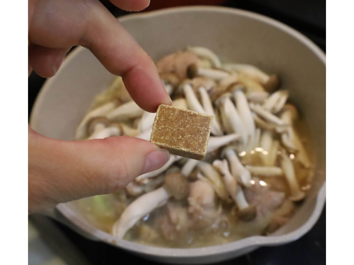 若菜まりえさん「シュクメルリ風きのこと鶏肉のクリーム煮」レシピ