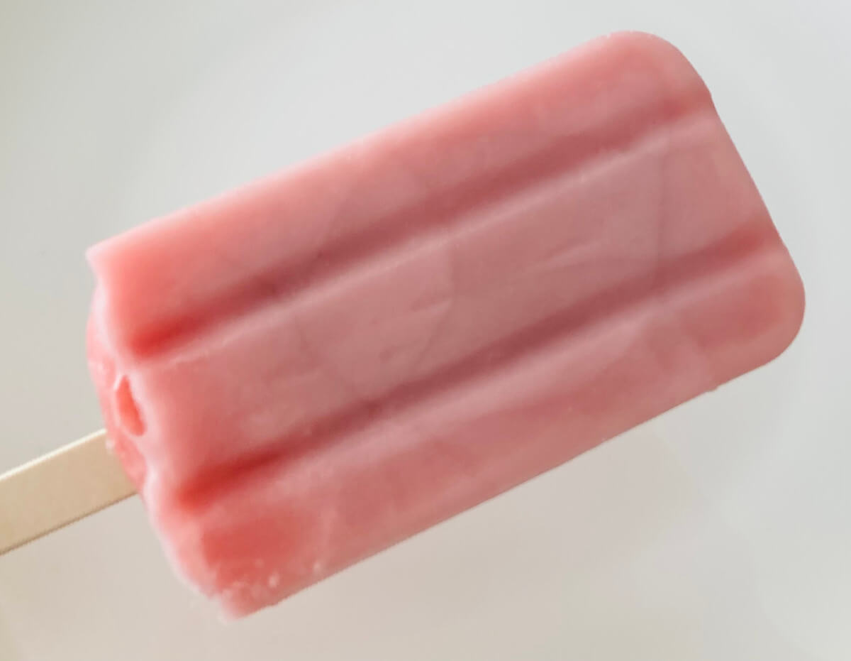 トップバリュ「贅沢フルーツバー　苺がぎゅっと　果汁＆果肉入り」