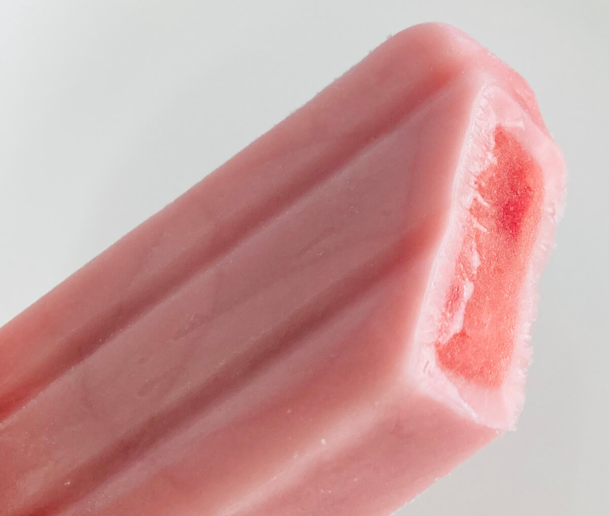 トップバリュ「贅沢フルーツバー　苺がぎゅっと　果汁＆果肉入り」