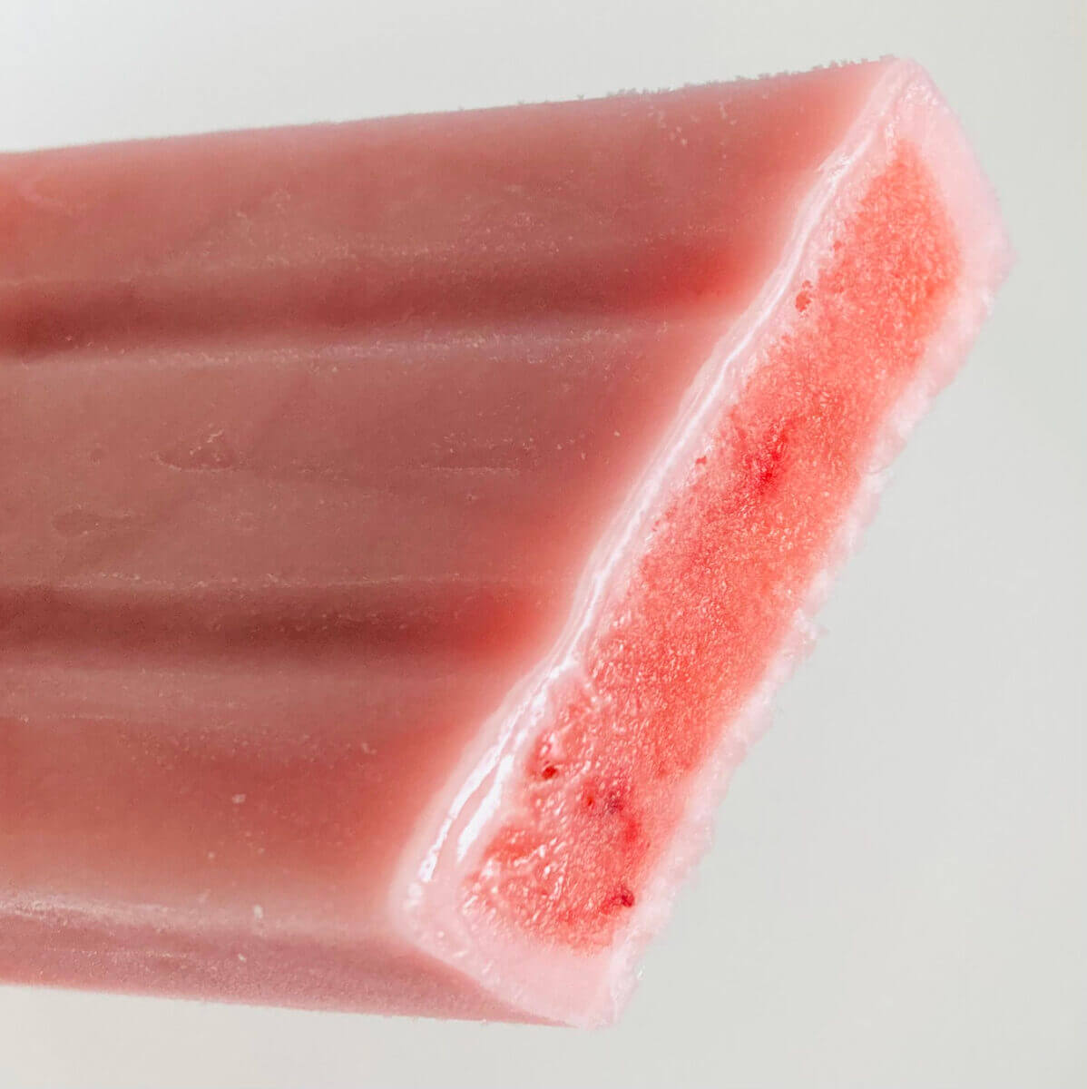 トップバリュ「贅沢フルーツバー　苺がぎゅっと　果汁＆果肉入り」