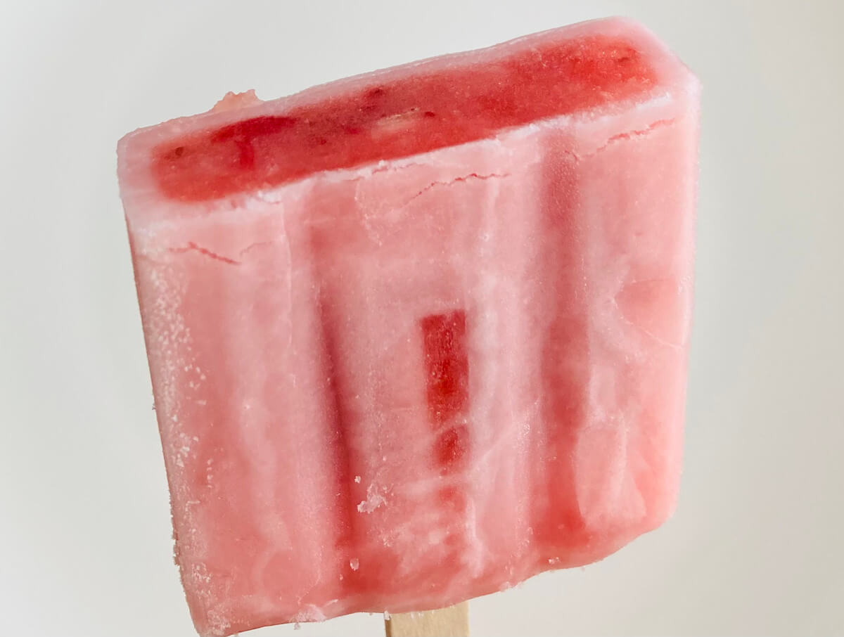 トップバリュ「贅沢フルーツバー　苺がぎゅっと　果汁＆果肉入り」