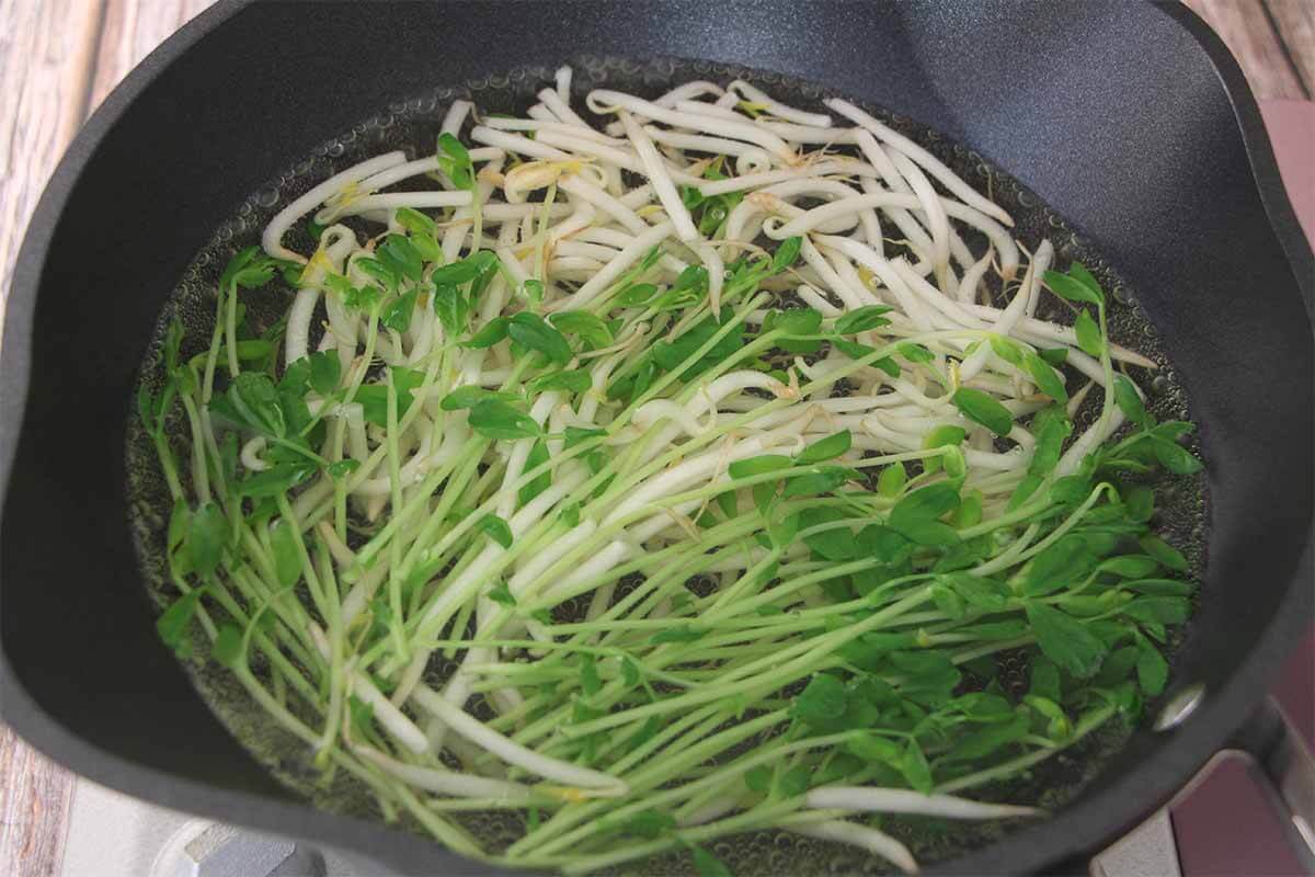 笠原将弘さん「もやしと牛肉のごまポン酢丼」