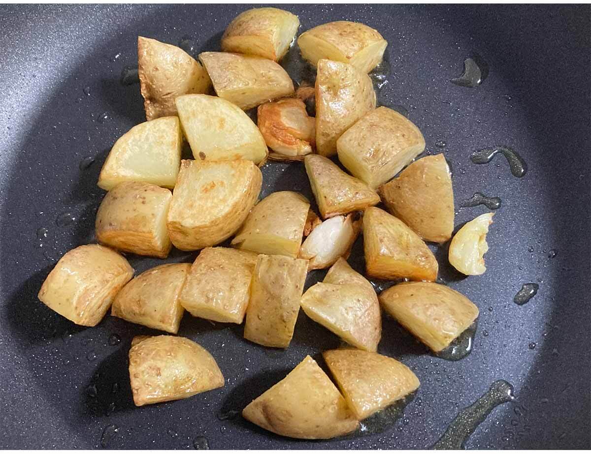 栗原はるみさん「カリカリポテトとウインナーのハーブ炒め」