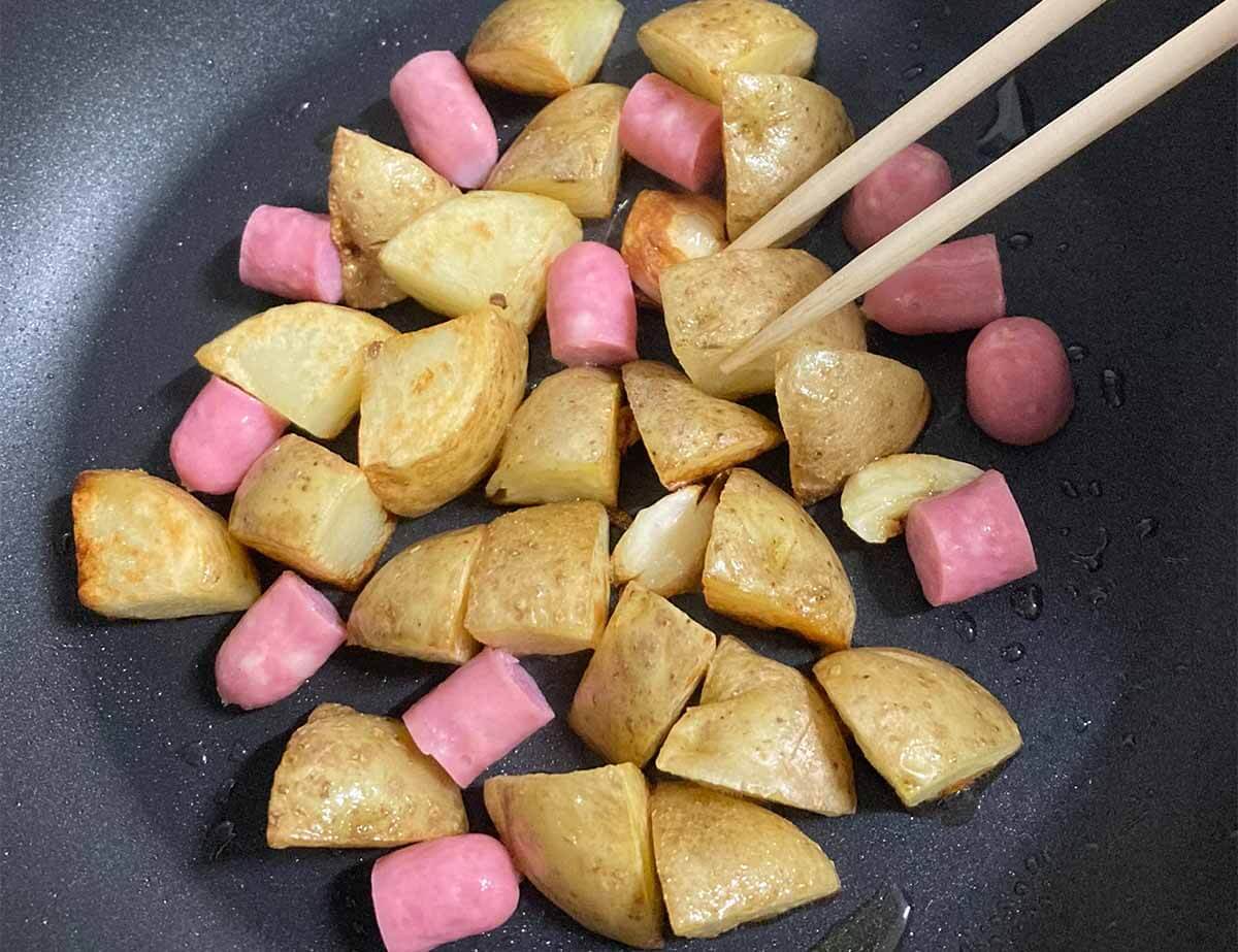 栗原はるみさん「カリカリポテトとウインナーのハーブ炒め」