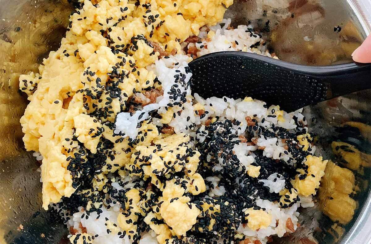 栗原はるみさん「青じそと黒ごまのそぼろご飯」