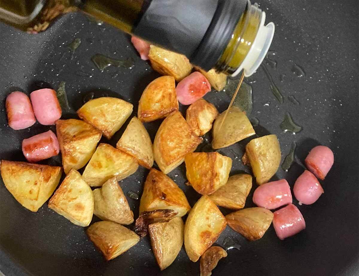 栗原はるみさん「カリカリポテトとウインナーのハーブ炒め」