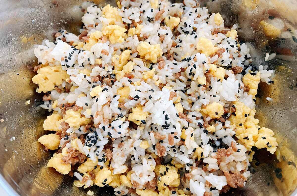 栗原はるみさん「青じそと黒ごまのそぼろご飯」