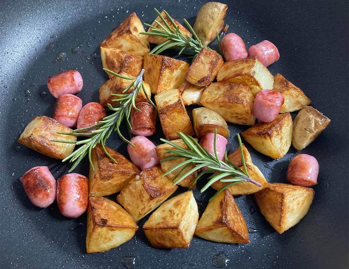 栗原はるみさん「カリカリポテトとウインナーのハーブ炒め」