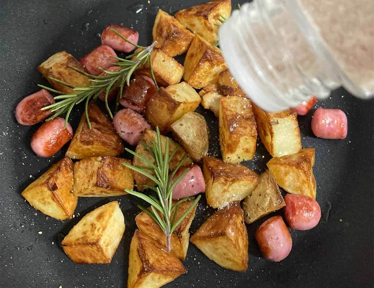 栗原はるみさん「カリカリポテトとウインナーのハーブ炒め」