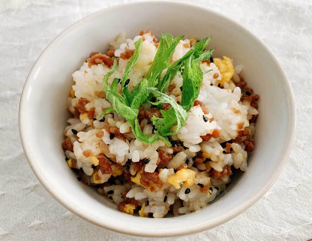 栗原はるみさん「青じそと黒ごまのそぼろご飯」