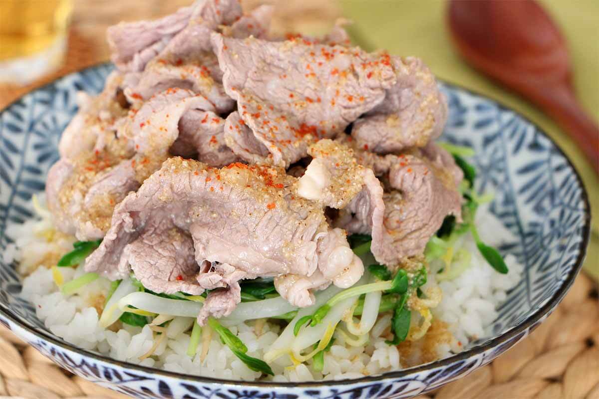 笠原将弘さん「もやしと牛肉のごまポン酢丼」