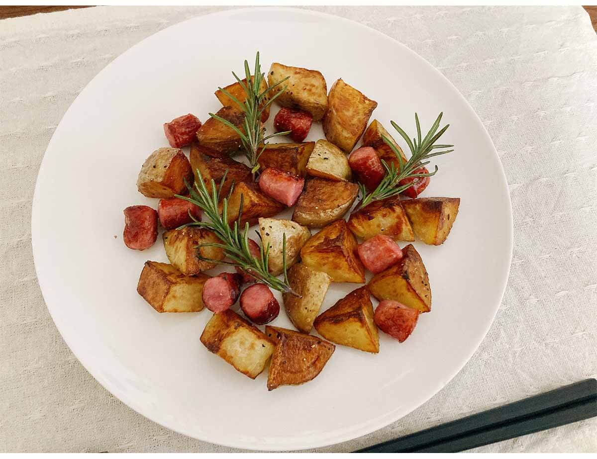 栗原はるみさん「カリカリポテトとウインナーのハーブ炒め」