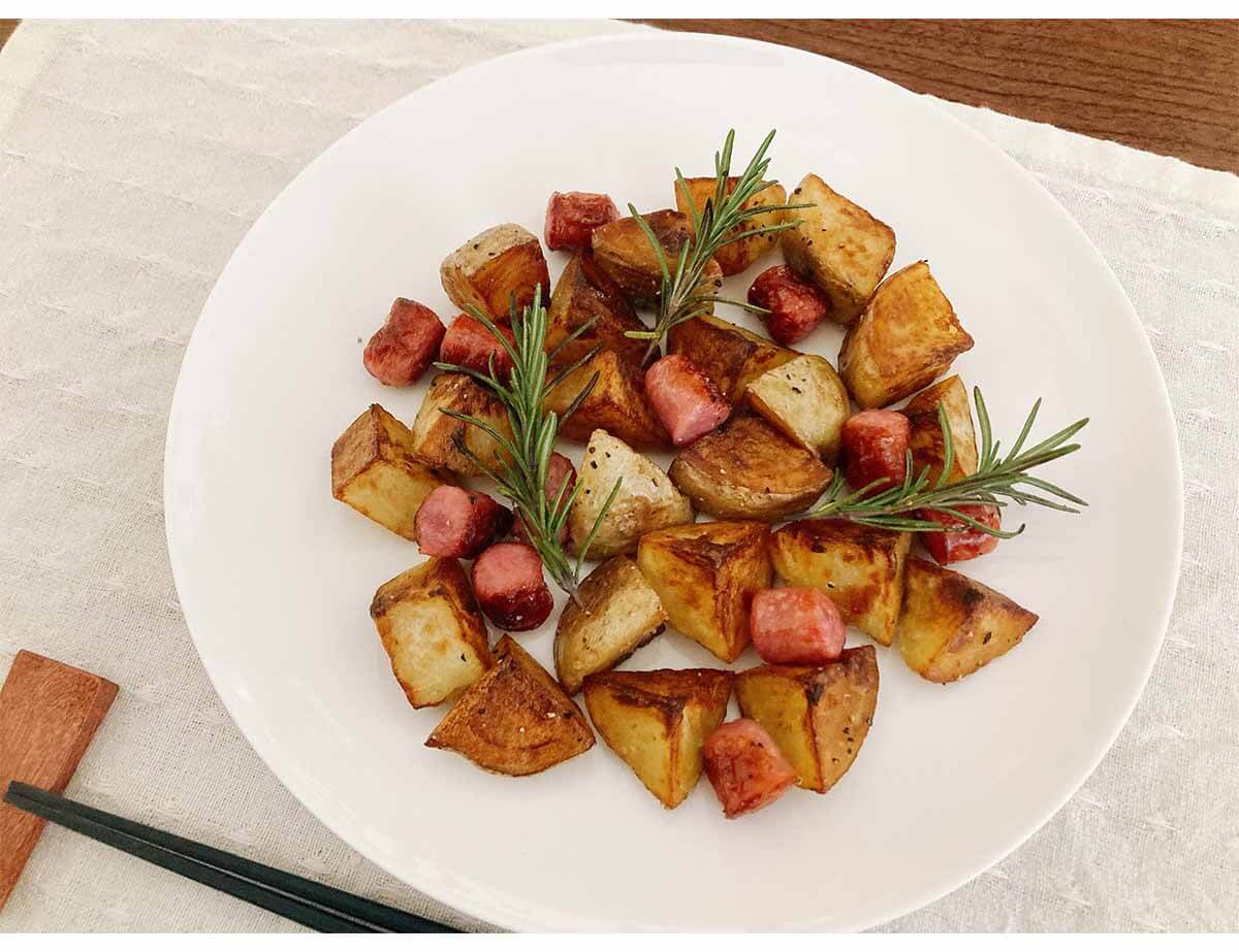 栗原はるみさん「カリカリポテトとウインナーのハーブ炒め」