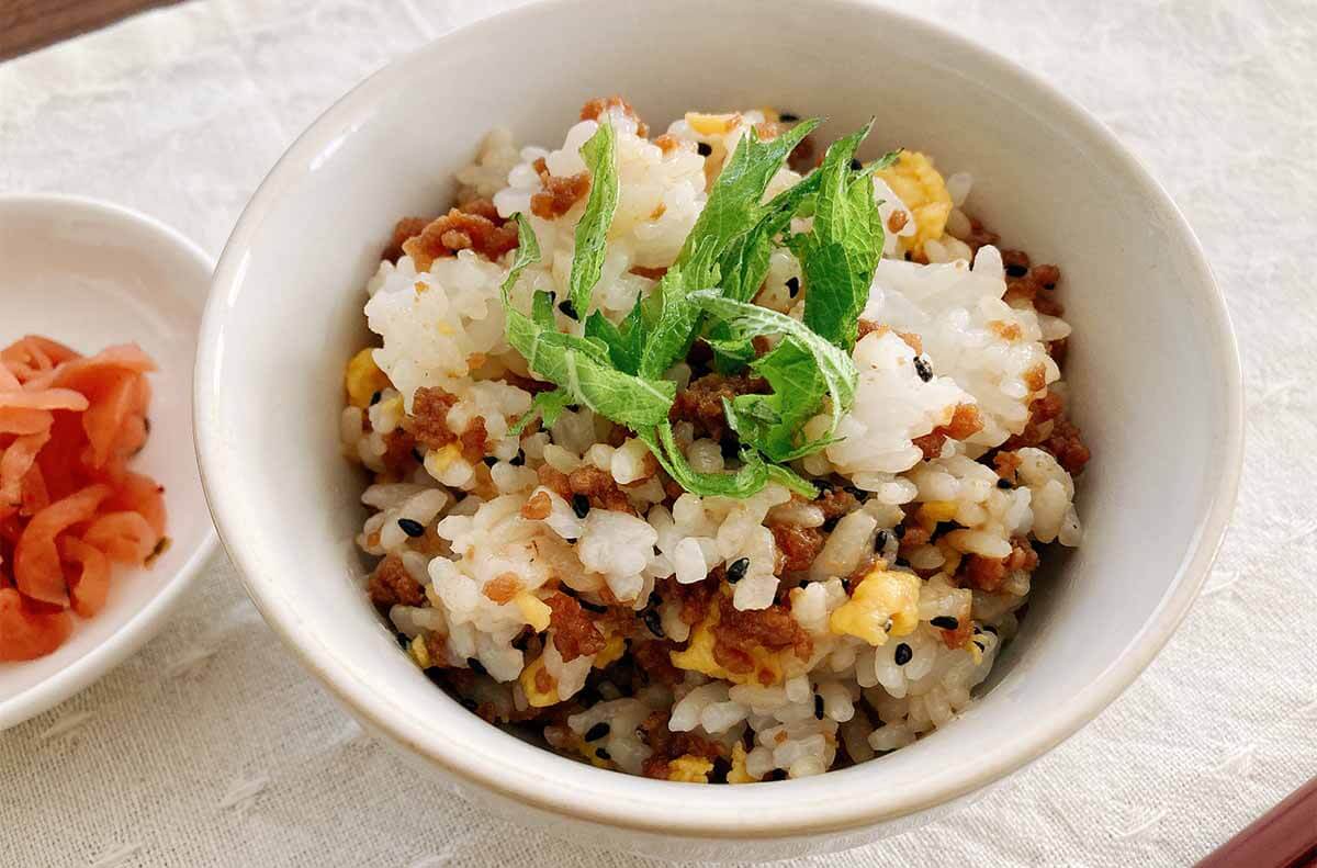 栗原はるみさん「青じそと黒ごまのそぼろご飯」