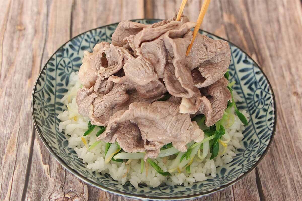 笠原将弘さん「もやしと牛肉のごまポン酢丼」