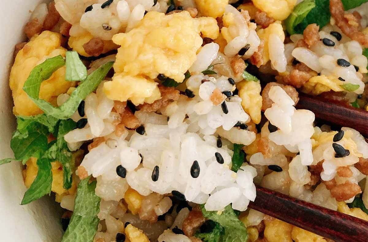 栗原はるみさん「青じそと黒ごまのそぼろご飯」