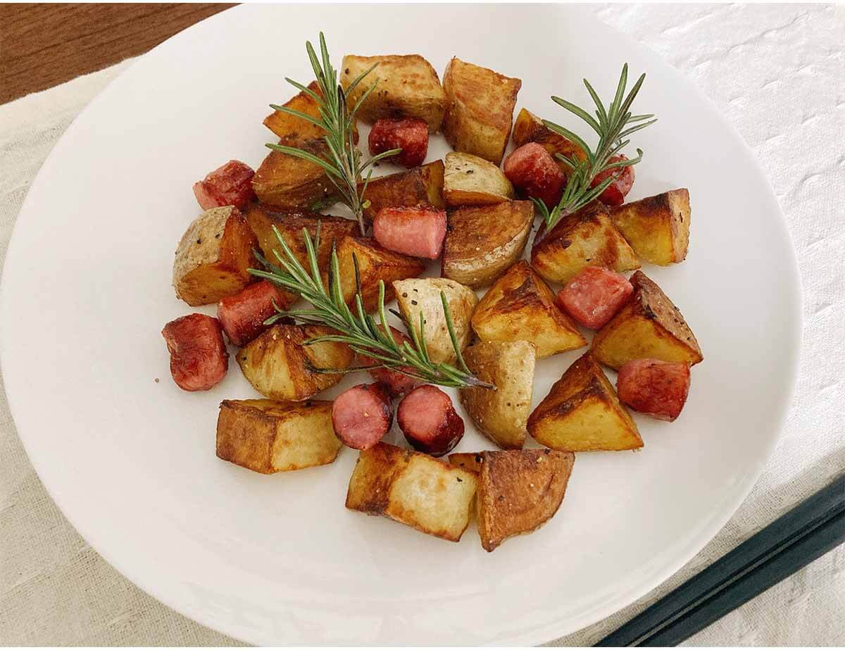 栗原はるみさん「カリカリポテトとウインナーのハーブ炒め」