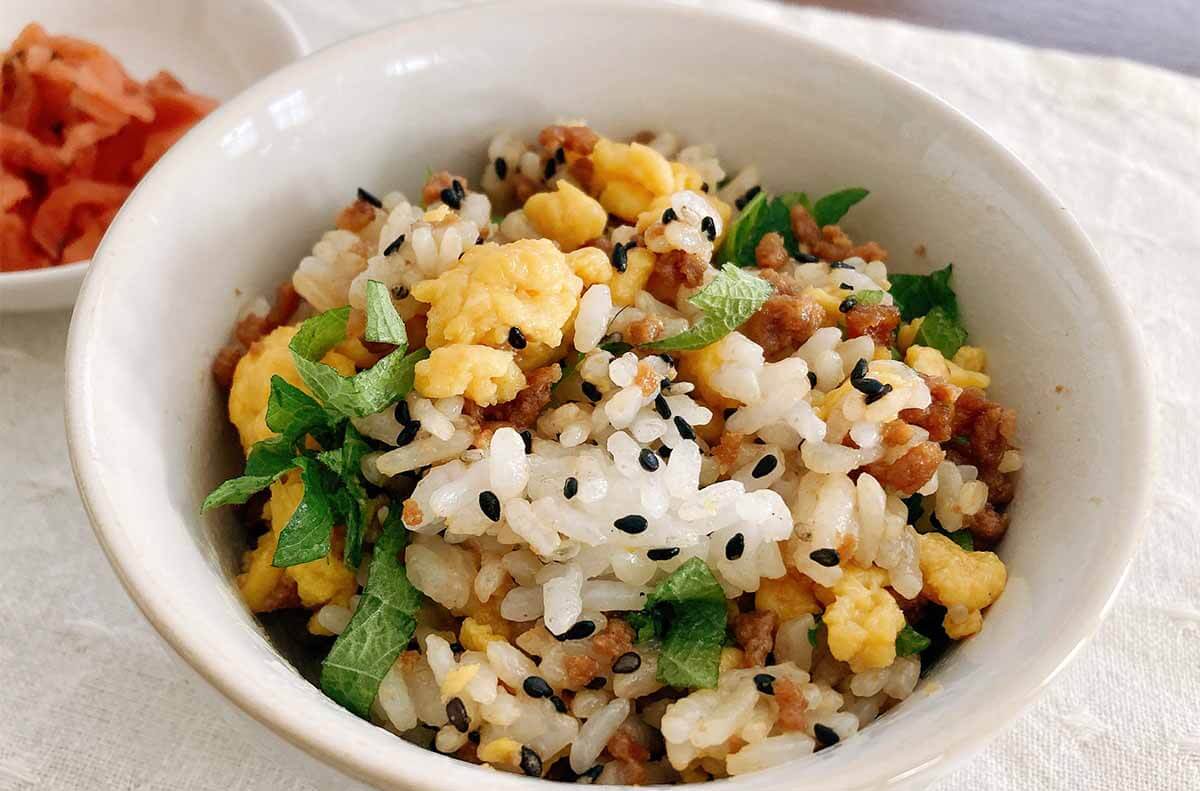 栗原はるみさん「青じそと黒ごまのそぼろご飯」