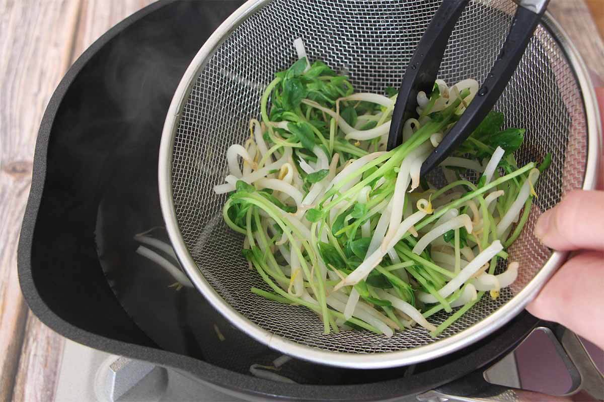 笠原将弘さん「もやしと牛肉のごまポン酢丼」