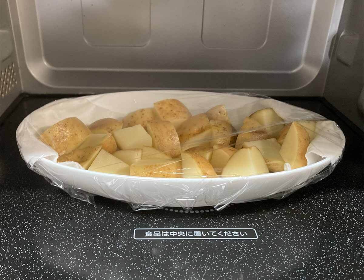 栗原はるみさん「カリカリポテトとウインナーのハーブ炒め」