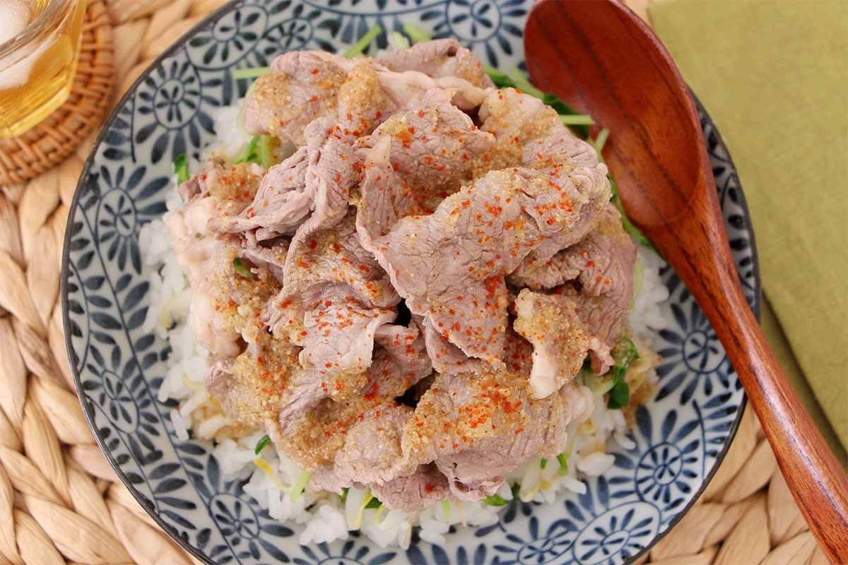 笠原将弘さん「もやしと牛肉のごまポン酢丼」