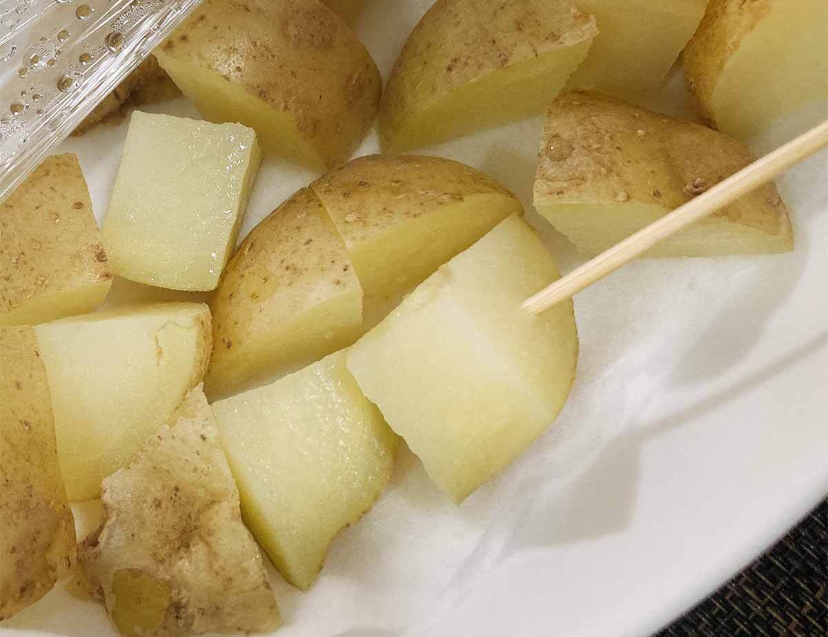 栗原はるみさん「カリカリポテトとウインナーのハーブ炒め」